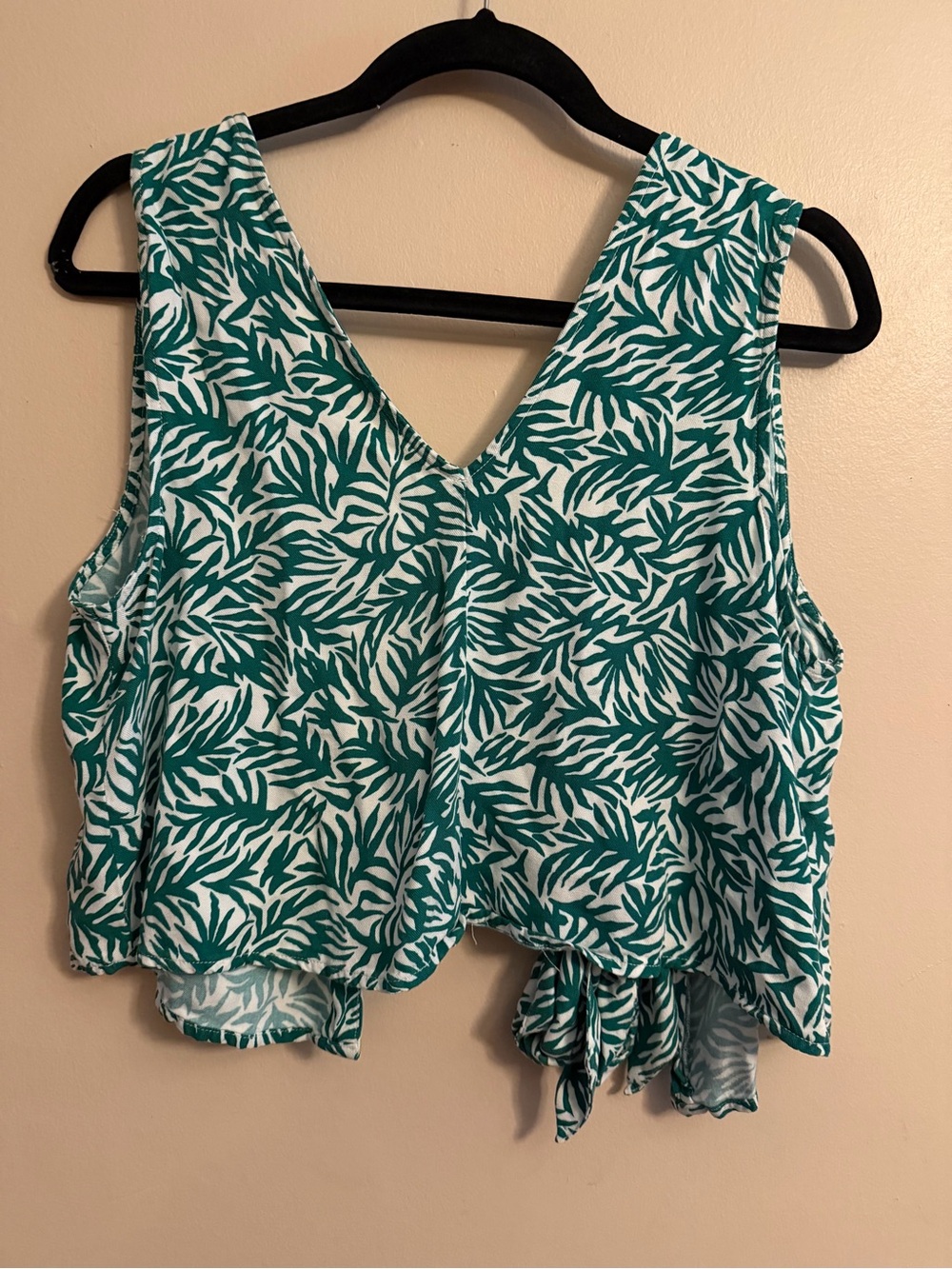 Women’s Green and White Leaf-Print V-Neck Tie Back Crop Top